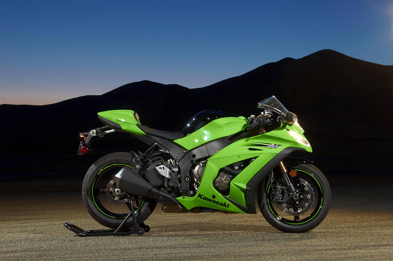 2011 Kawasaki ZX-10R: More power + less weight = more speed 2011 Kawasaki ZX-10R: More power + less weight = more speed